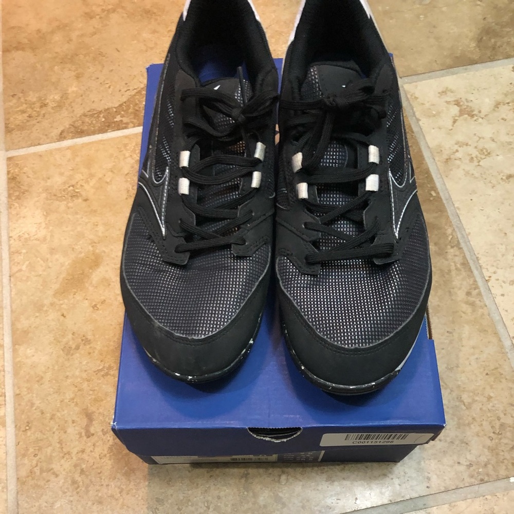 Men’s Mizuno Turf Shoes size 10.5